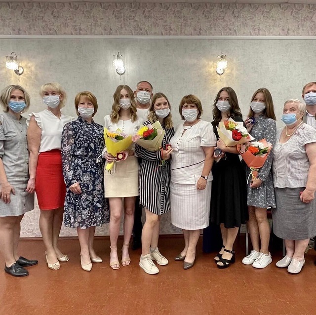 Медали за успехи в учебе бобровским и уемской выпускникам Медали за успехи в учебе бобровским и уемской выпускникам
