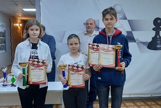 Школьники Приморского района сразились в Первенстве по русским шашкам