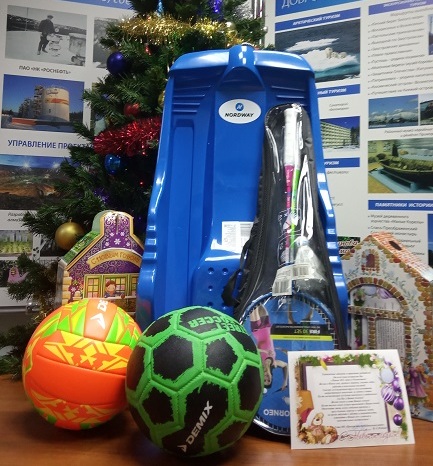 Новогодние подарки   для детей, воспитывающихся  в замещающих семьях Приморского района