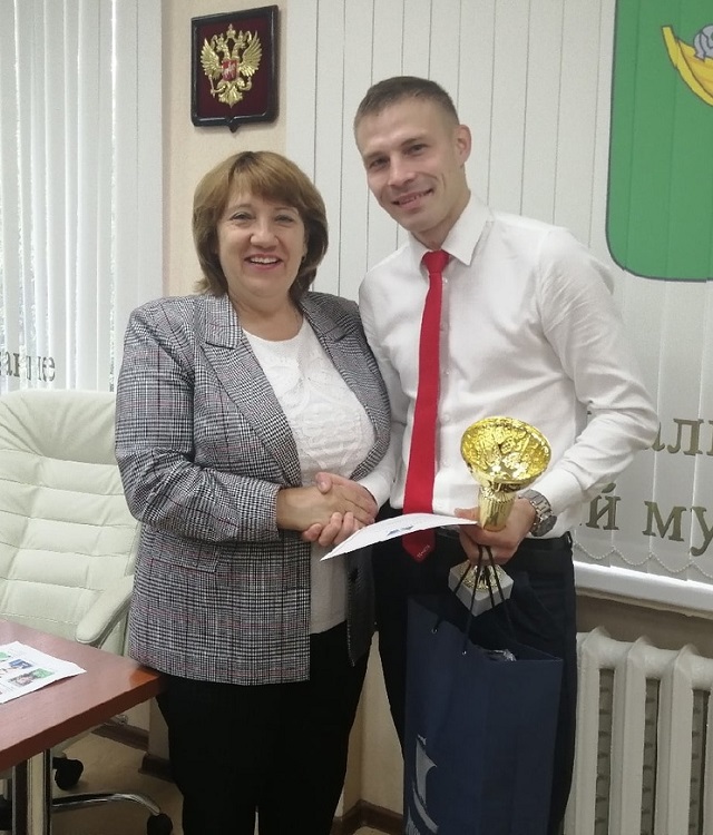 Валентина Рудкина вручила кубок победителям чемпионата по мини-футболу среди поселений Приморья Валентина Рудкина вручила кубок победителям чемпионата по мини-футболу среди поселений Приморья