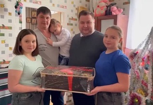 Александр Цыбульский в рамках акции «Елка желаний» исполнил мечты троих детей из Луганской Народной Республики