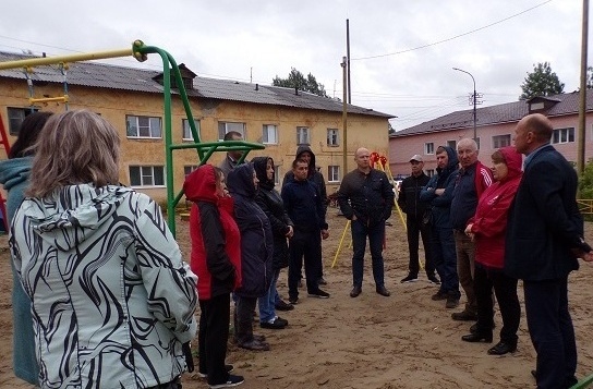 Появилась новая детская площадка в Военном городке на Юросе
