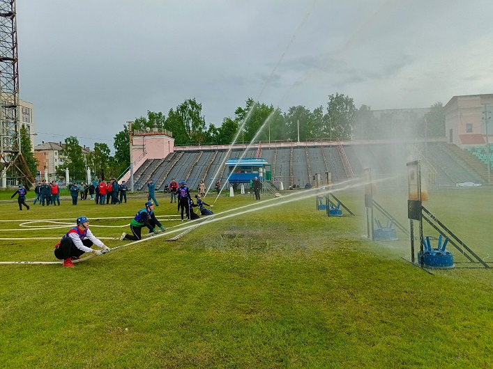 Команда Приморского района по пожарно-спасательному спорту вошла в десятку лучших