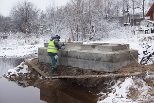 Капитальный ремонт моста в деревне Лянецкое продолжается