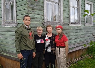 Приморские юнармейцы продолжают акцию «Дом со звездой» Приморские юнармейцы продолжают акцию «Дом со звездой»