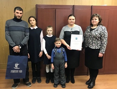 Соловчанка Елена Пирузян удостоена почетной грамоты за материнство Соловчанка Елена Пирузян удостоена почетной грамоты за материнство
