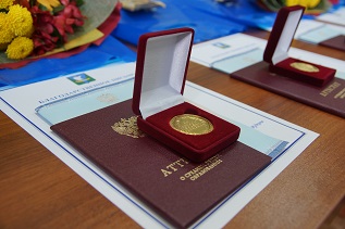 В Приморском районе вручили медали выпускникам за особые успехи в обучении