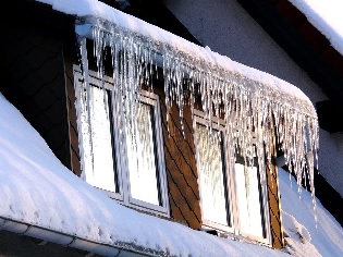 Сход снега с крыш и падение сосулек — сезонные риски, которые можно и нужно предупреждать