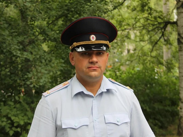 В Приморском районе полицейский спас мужчину из горящего дома В Приморском районе полицейский спас мужчину из горящего дома