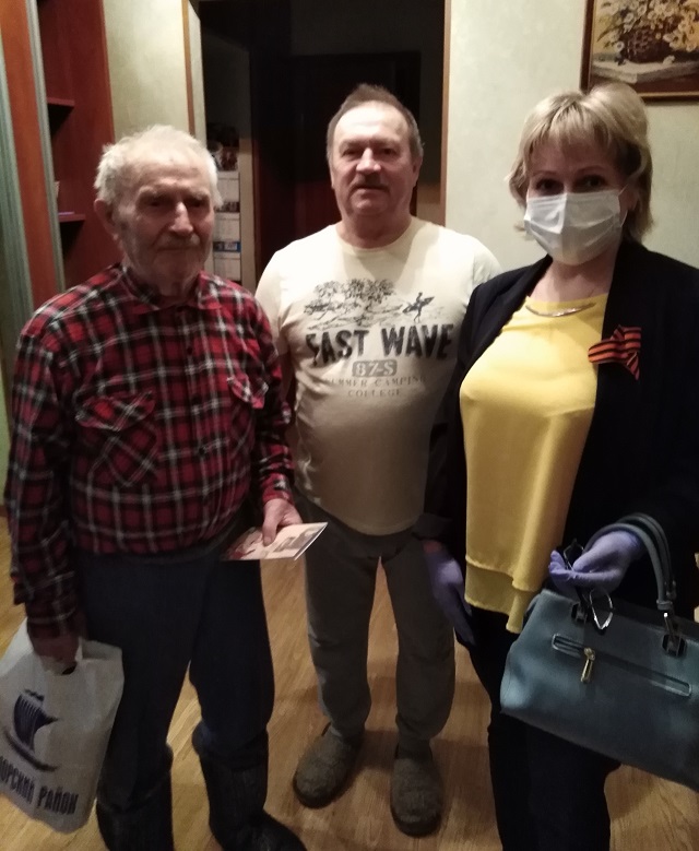 Юбиляр-ветеран принимает поздравления с юбилейным Днем Победы Юбиляр-ветеран принимает поздравления с юбилейным Днем Победы