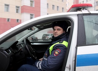В Архангельске сотрудник ГИБДД помог экстренно доставить женщину в больницу
