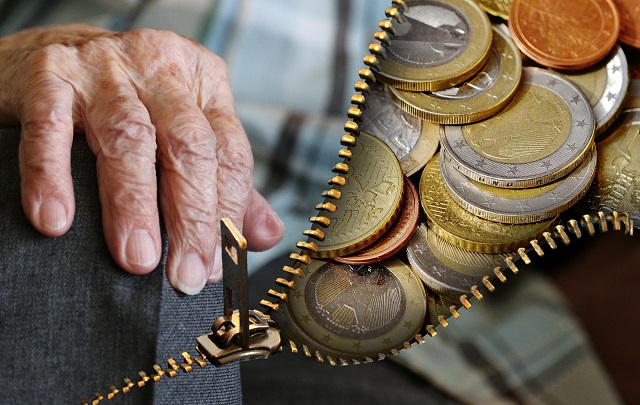 Пенсионеров-опекунов приравняют к неработающим пенсионерам
