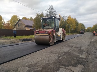Продолжают ремонт центральной дороги в посёлке Ширшинский