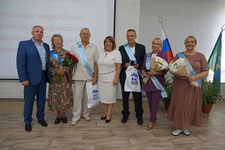 В Приморском районе вручили награды за заслуги перед муниципалитетом В Приморском районе вручили награды за заслуги перед муниципалитетом